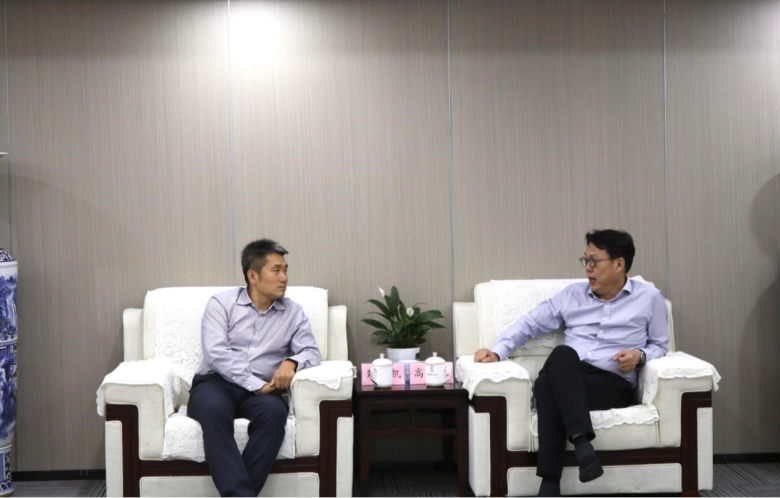 中信銀行南昌分行黨委書記、行長彭凱一行到訪集團座談交流